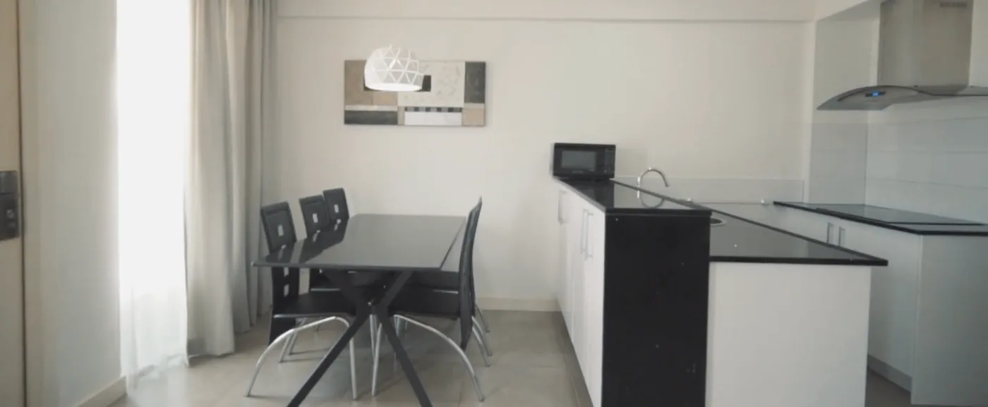 Volledig ingerichte keuken met eethoek