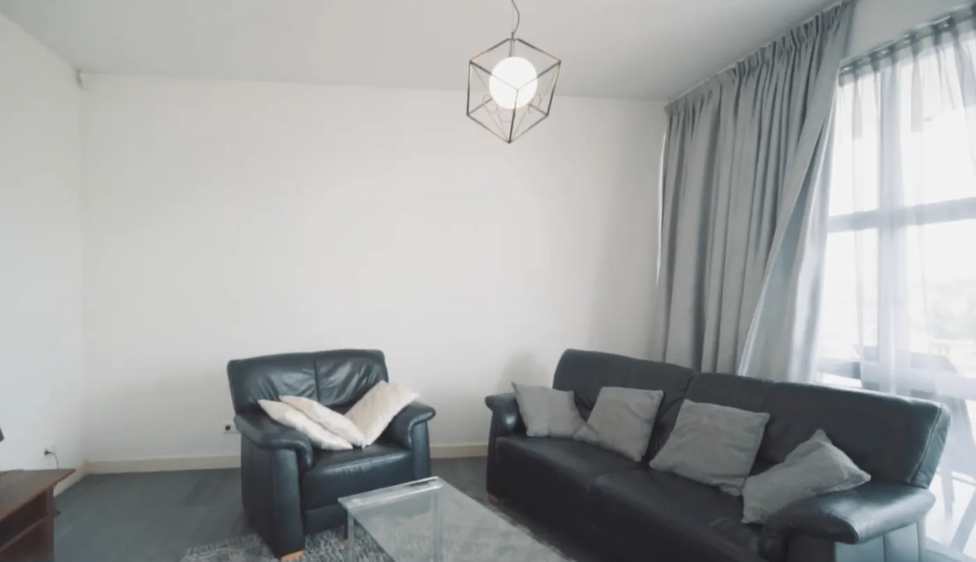 Woonkamer met leren bank en fauteuil