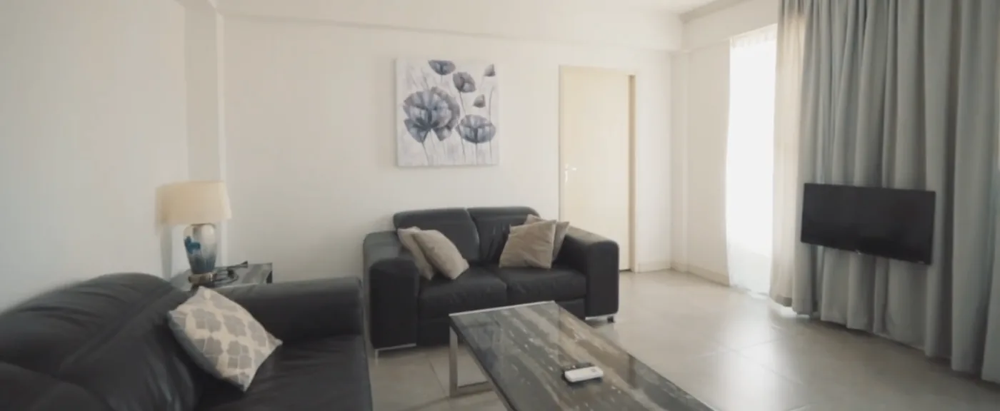 Woonkamer met zitgelegenheid en TV