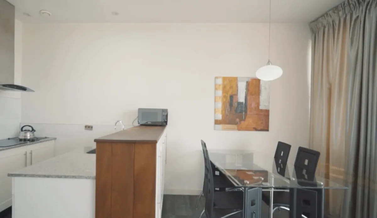 Keuken met eethoek en kookgedeelte